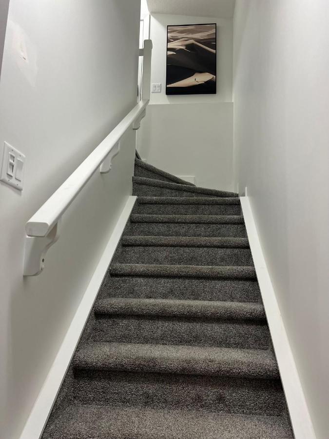 Beautiful 2 Bedroom Home Away From Home Calgary Ngoại thất bức ảnh